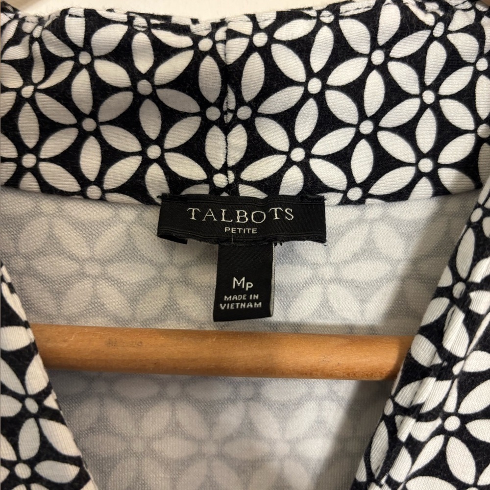 Talbots black & white daisy print stretch blouse w/ 3/4 sleeves - Picture 4 of 4